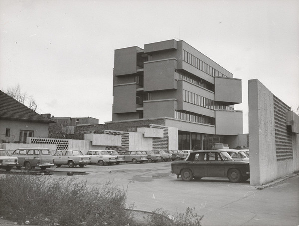 Vladimír Dedeček – Spoločná administratívna budova Odborového riaditeľstva hydinárskeho priemyslu a Konštrukčno-projekčné stredisko n.p., Mostáreň Brezno v Bratislave. Pohľad na vstupné priečelie s parkoviskom pred budovou. 