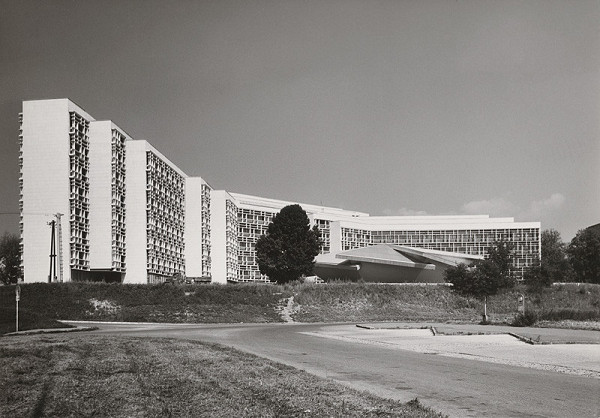Vladimír Dedeček – Areál Vysokej školy lesníckej a drevárskej vo Zvolene. Fotografia čelnej fasády s aulou maxima v popredí. 