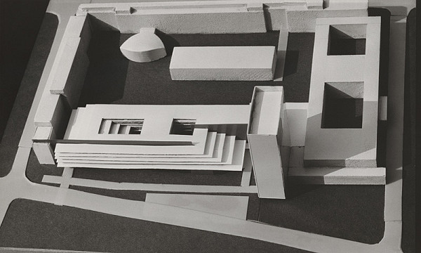 Vladimír Dedeček – Chemickotechnologická fakulta SVŠT. Model. 