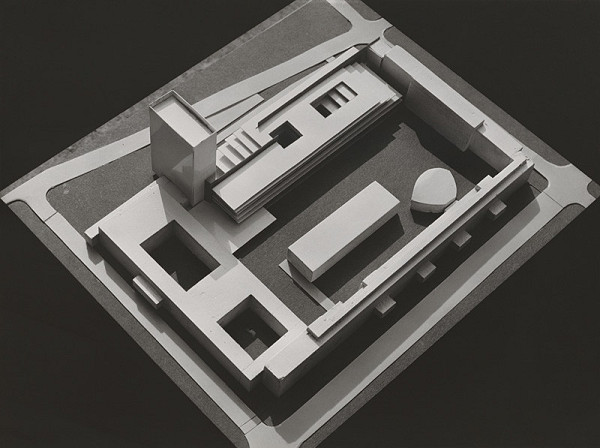 Vladimír Dedeček – Chemickotechnologická fakulta SVŠT. Model. 