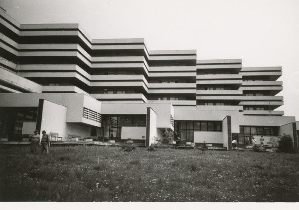 Vladimír Dedeček – Krajská politická škola v Modre – Harmónii. Pohľad na budovu školy s Vladimírom Dedečkom v popredí. 