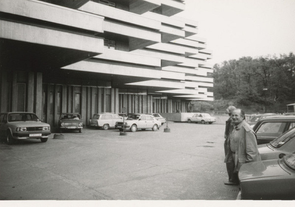 Vladimír Dedeček – Krajská politická škola v Modre – Harmónii. Vladimír Dedeček s architektom F. Ohrablom pred budovou školy.  