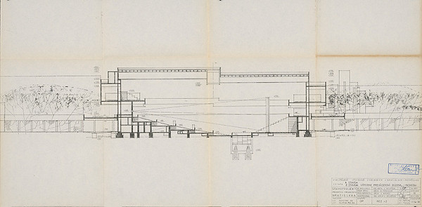 Vladimír Dedeček – Viacúčelové výstavné zariadenie v Bratislave – Petržalke. 1. etapa, 2. stavba: výrobno-prevádzková budova Incheba. Úvodný projekt. Rez r2. M 1:200. 