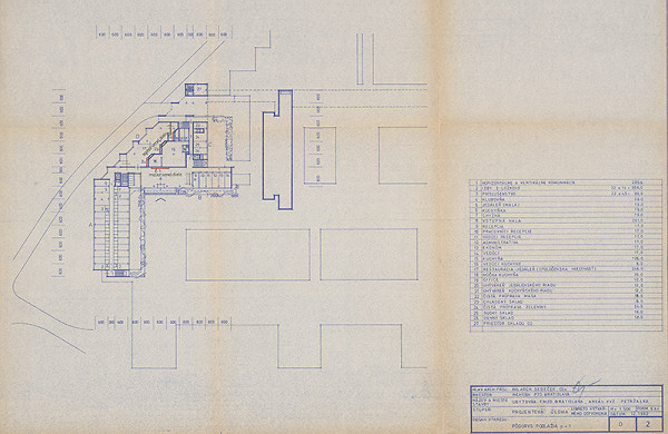 Vladimír Dedeček – Viacúčelové výstavné zariadenie v Bratislave – Petržalke. Ubytovňa PMZO. Projektová úloha – Libreto výtvarného dotvorenia. Pôdorys P+1. M 1:500. 