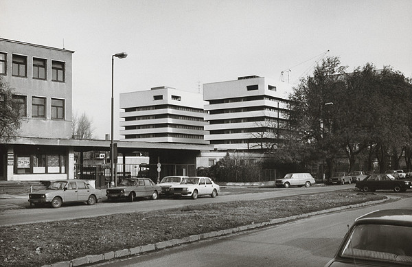 Vladimír Dedeček – Budovy Najvyššieho kontrolného úradu a Výskumného ústavu potravinárskeho na Priemyselnej ulici v Bratislave. Pohľad na fasádu. 