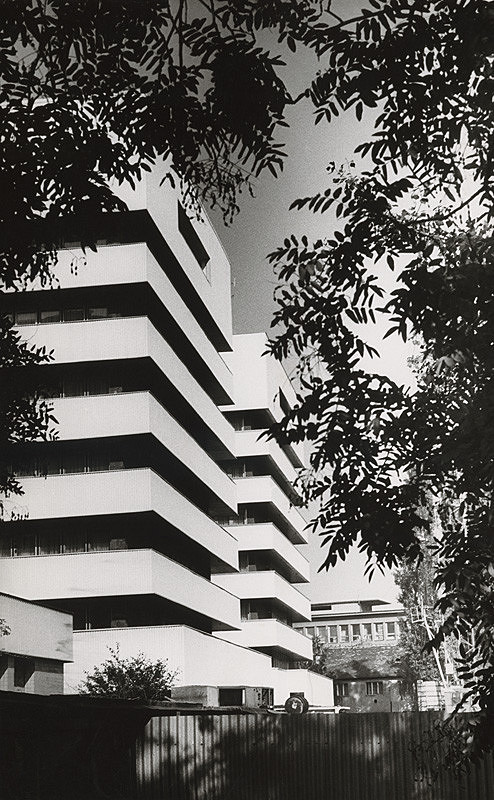 Vladimír Dedeček – Budovy Najvyššieho kontrolného úradu a Výskumného ústavu potravinárskeho na Priemyselnej ulici v Bratislave. Pohľad na fasádu. 