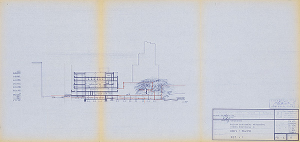 Vladimír Dedeček – Združená administratívna budova ObNV a ObvKSS v Bratislave – Dúbravke. Projektová úloha. Rez r 1. M 1:500.