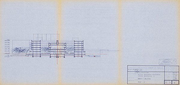 Vladimír Dedeček – Združená administratívna budova ObNV a ObvKSS v Bratislave – Dúbravke. Projektová úloha. Rez r 2. M 1:500.