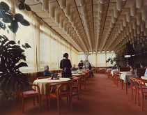 Gabriela Cimmermannová, Severín Ďuriš, Otto Sedlák, Stanislav Toman – Hotel Slovakia v Žiline. Realizácia interiéru v kaviarni. Pohľad na sedenie pri okne v rohu 