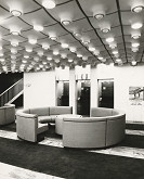 Gabriela Cimmermannová, Severín Ďuriš, Otto Sedlák, Stanislav Toman – Hotel Slovakia v Žiline. Hotelová hala. Pohľad na sedenie pred telefónnymi kabínkami 