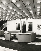 Gabriela Cimmermannová, Severín Ďuriš, Otto Sedlák, Stanislav Toman – Hotel Slovakia v Žiline. Hotelová hala. Pohľad na sedenie pred telefónnymi kabínkami 