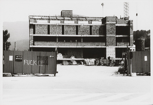 Vladimír Dedeček – Pobočka Štátnej banky čsl. v Považskej Bystrici. Fotografia rozostavanej stavby. 