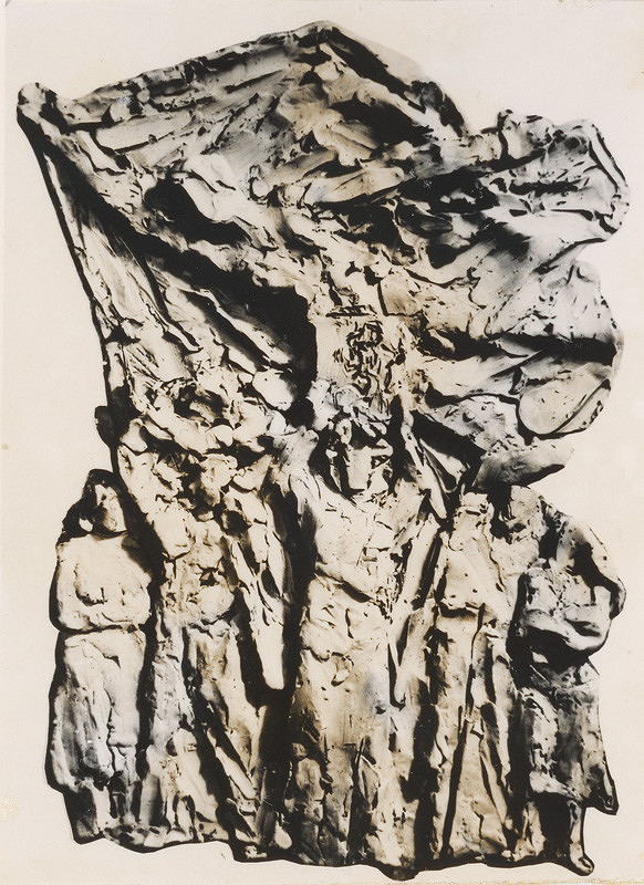 Vladimír Dedeček – Fotografia neznámeho reliéfu so skupinou postáv. 