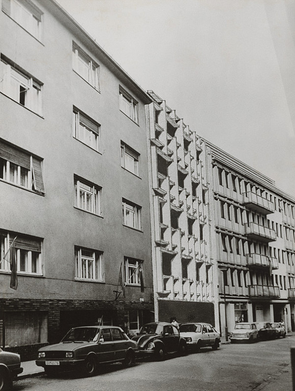 Vladimír Dedeček – Prístavba vydavateľstva ALFA a VS GRŽS na Panenskej ulici v Bratislave. Fotokoláž. Pohľad na ulicu s kresbou navrhovanej budovy. 