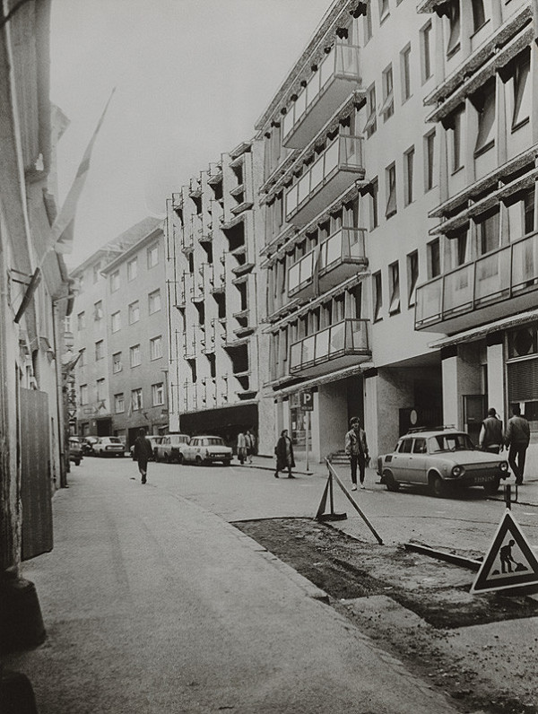 Vladimír Dedeček – Prístavba vydavateľstva ALFA a VS GRŽS na Panenskej ulici v Bratislave. Fotokoláž. Pohľad na ulicu s kresbou navrhovanej budovy. 