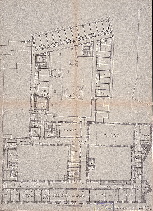 Vladimír Dedeček – Informačné centrum a hotel v Bratislave na Októbrovom námestí. Ponuková štúdia. Pôdorys p+2. M 1:200. 