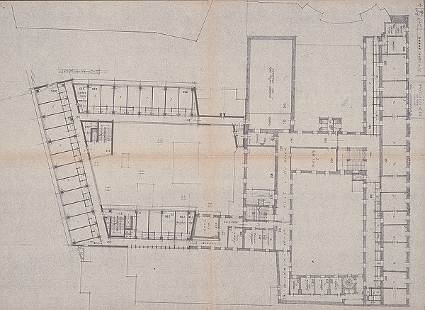 Vladimír Dedeček – Informačné centrum a hotel v Bratislave na Októbrovom námestí. Ponuková štúdia. Pôdorys p+3. M 1:200. 