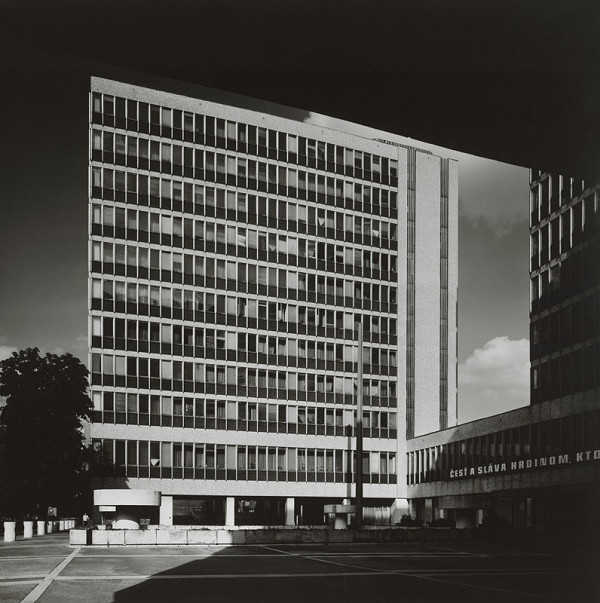 Ivan Matušík, Neznámy autor – Budovy ministerstva na Špitálskej ulici v Bratislave. Pohľad na bočnú fasádu jednej z budov 