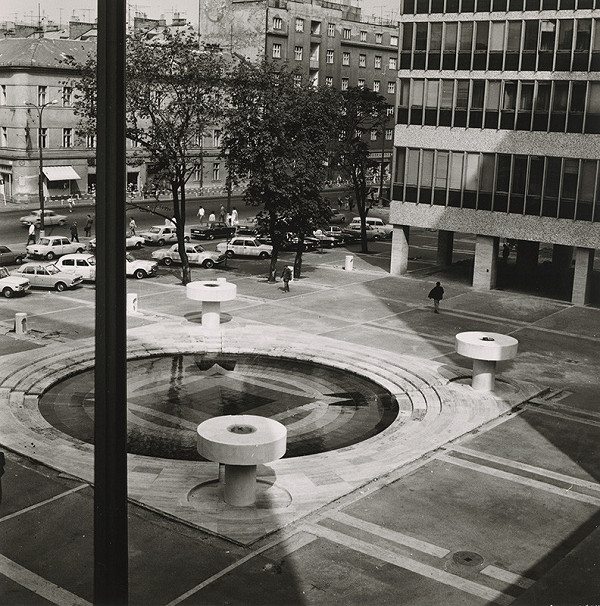 Ivan Matušík, Eva Trachtová, Neznámy autor – Budovy ministerstva na Špitálskej ulici v Bratislave. Pohľad na fontánu 