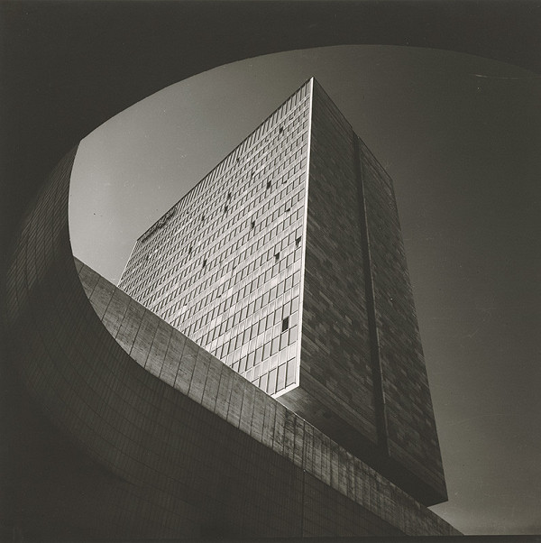 Ivan Matušík, Neznámy autor – Hotel Kyjev na Kamennom námestí v Bratislave. Pohľad  na lôžkovú časť z podhľadu.  