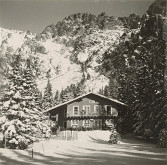 Ladislav Foltyn, Neznámy autor – Turistická chata Štefana Zamkovského vo Vysokých Tatrách. Celkový pohľad. 