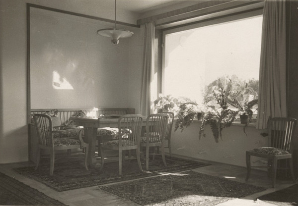 Oskár Winkler – Dom Oskara Winklera v Lučenci. Pohľad na sedenie pri veľkom okne.