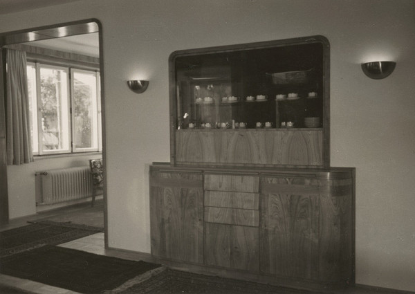 Oskár Winkler – Dom Oskara Winklera v Lučenci. Pohľad na stenu s barovou skriňou.