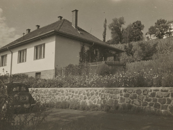 Oskár Winkler – Kolónia v Lučenci - Opatovej. Pohľad z ulice. 