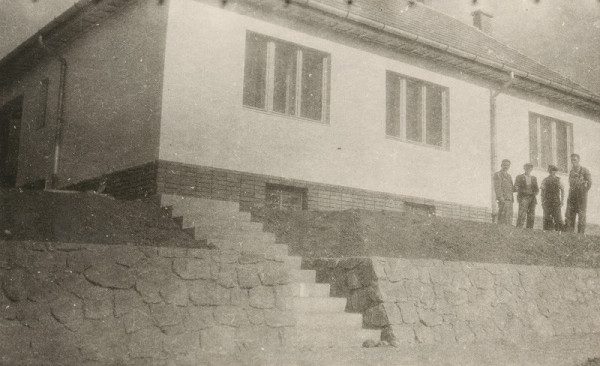 Oskár Winkler – Kolónia v Lučenci - Opatovej. Pohľad z ulice cez schodisko.