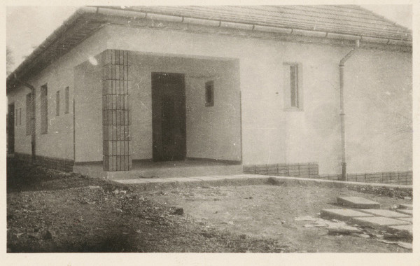 Oskár Winkler – Kolónia v Lučenci - Opatovej. Pohľad z dvora na vstup. 