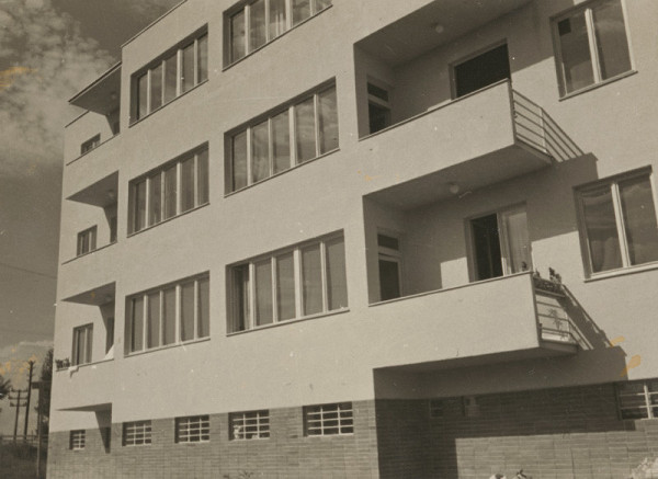 Oskár Winkler – Dvojposchodový dom v Lučenci - Opatovej. Pohľad na spodné balkóny. 