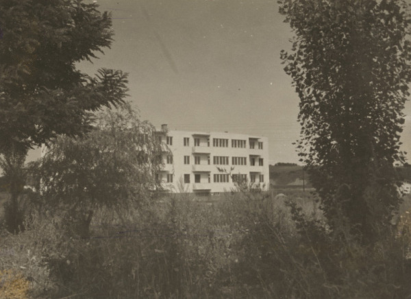 Oskár Winkler – Dvojposchodový dom v Lučenci - Opatovej. Pohľad na spodné balkóny.