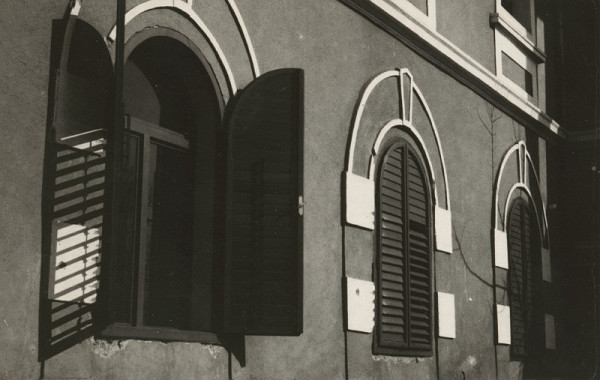 Oskár Winkler – Kaštieľ v Kostolných Moravciach. Pohľad na okná kastieľa. 