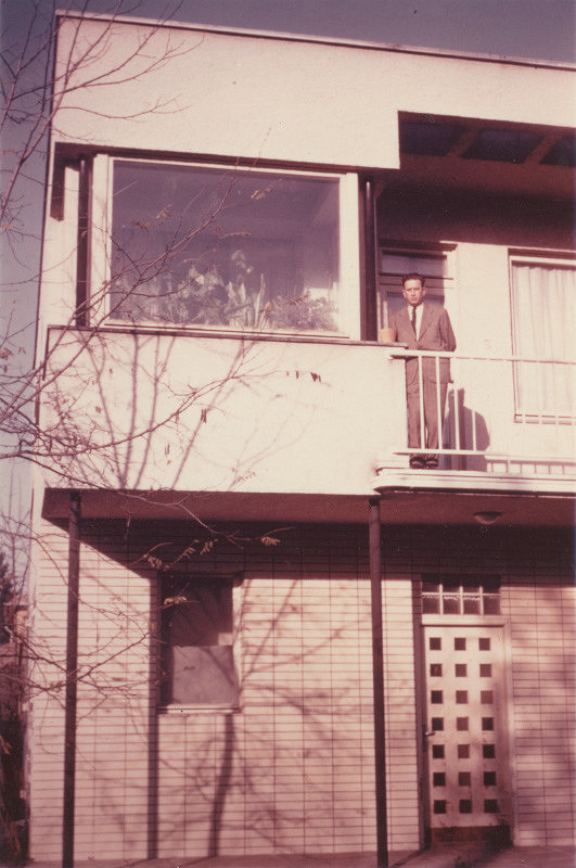 Oskár Winkler – Vlastné práce. Pohľad na balkón a vstup. 