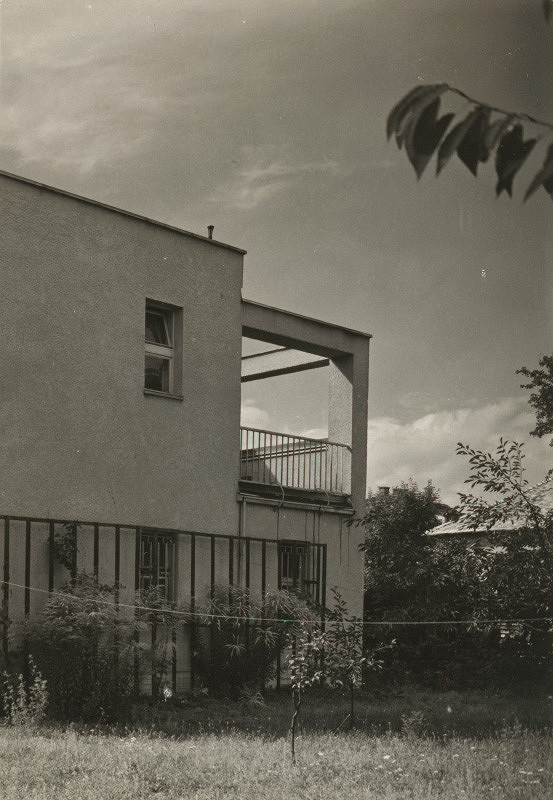 Oskár Winkler – Vlastné práce. Pohľad z boku zo záhrady. 