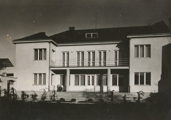 Oskár Winkler – Dom Dr. Wittmanna vo Zvolene. Pohľad zo záhrady priamo na vstup. 