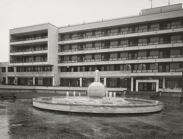 Viktor Uhliarik, Christo Tursunov, Rajmund Müller – Liečebný ústav v Dudinciach. Exteriér.  
