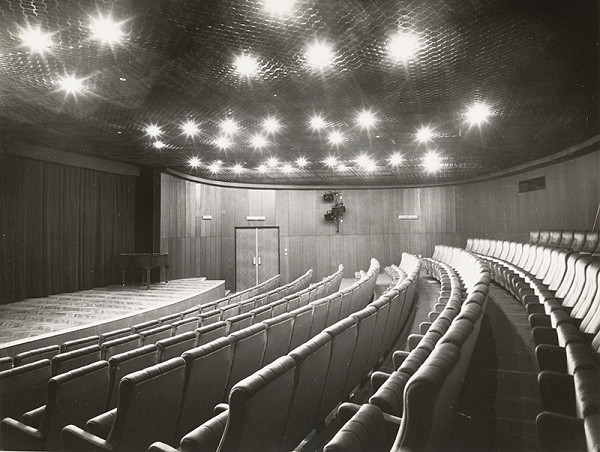 Rajmund Müller – Liečebný ústav v Dudinciach. Kinosála.  