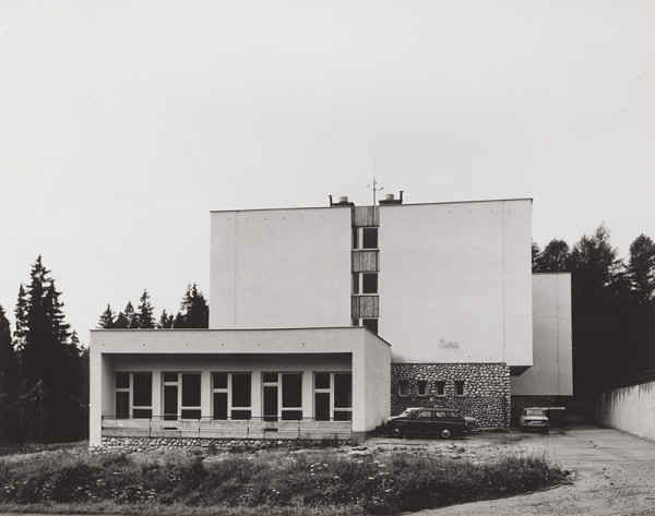 Kristína Urbánková, Jaroslav Kvetán, Ivan Polonský, Rajmund Müller – Liečebňa J. Wolkra v Tatranskej Polianke. Bočný pohľad.