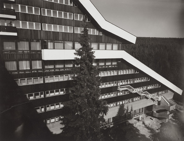 Ján Sturmayr, Rajmund Müller – Liečebný ústav Permon na Podbanskom. Exteriér.   