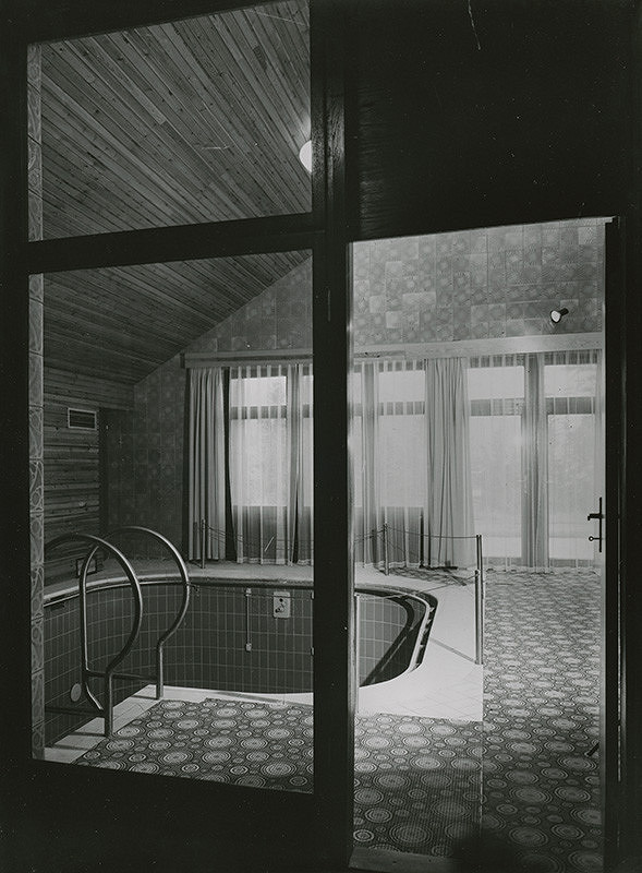 Štefan Svetko, Štefan Ďurkovič, Rajmund Müller – Hotel Bôrik v Bratislave. Detail interiéru s bazénom. 