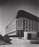 Julián Hauskrecht, Boris Džadoň, Štefan Ďurkovič, Juraj Hermann, Pavel Suchánek, Dušan Krepop, Ján Polášek, Rajmund Müller – Hotel Fórum v Bratislave. Exteriér.  