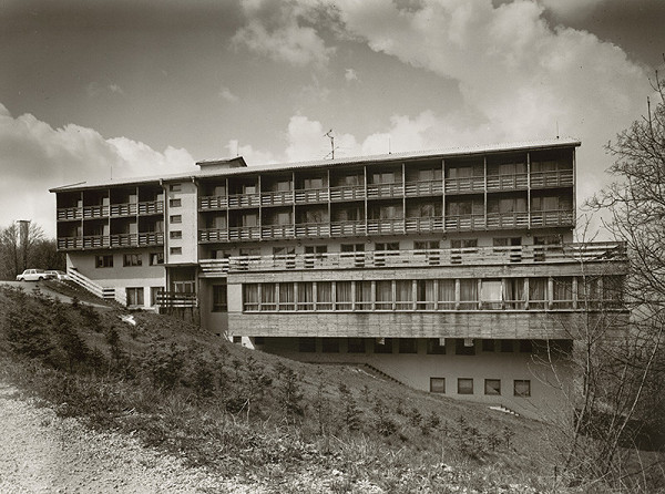 Rajmund Müller – Horský hotel Uhrovec na Jankovom vŕšku. Celkový pohľad.