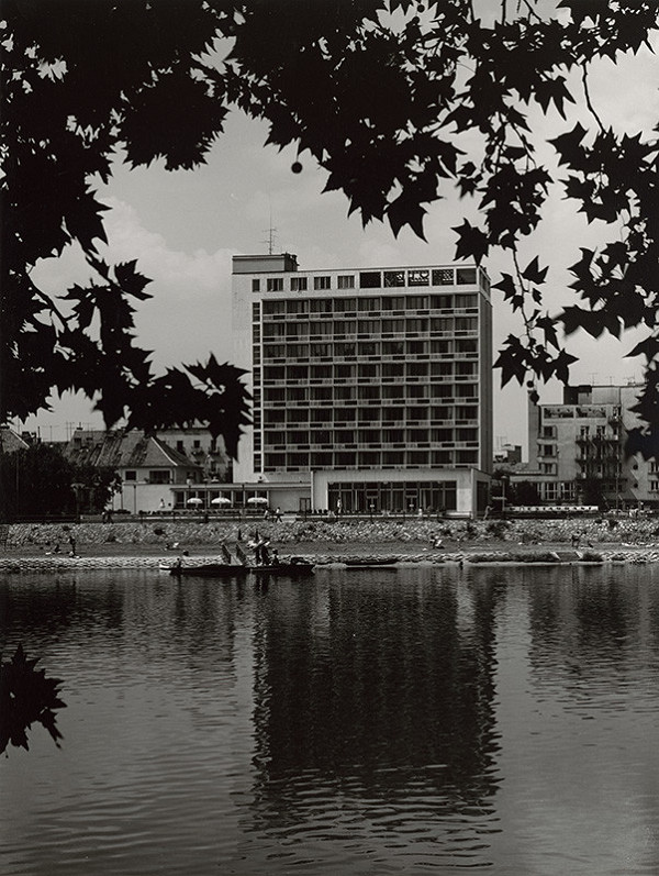 Rajmund Müller – Hotel Magnólia v Piešťanoch. Celkový pohľad.