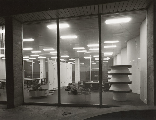 Josef Struhař, Alfréd Nemeth, Milan Galbavý, Rajmund Müller – Slovenská televízia v Bratislave. Pohľad do interiéru cez okno 