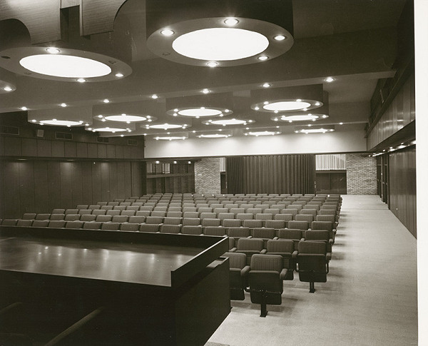 Ľudovít Jendreják, Rajmund Müller – Kerametal v Bratislave. Pohľad do prednáškovej sály od pultu. 