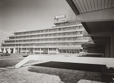 Lumír Lýsek, Lýdia Titlová, Rajmund Müller – Zväz výrobných družstiev v Bratislave.  Exteriér, detailný predný pohľad. 