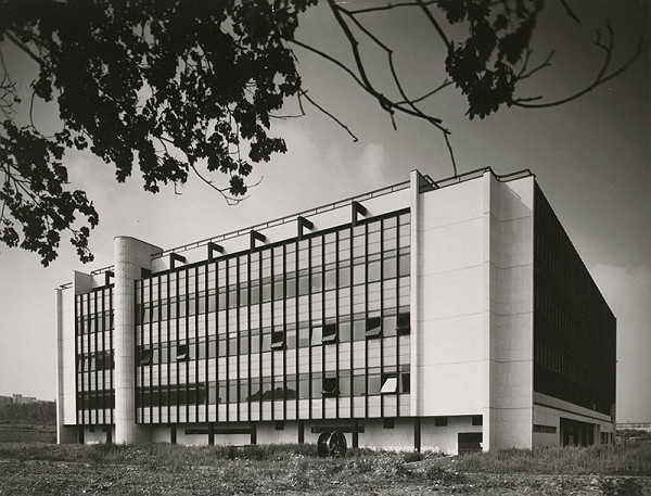 Josef Struhař, Rajmund Müller – Telekomunikačná budova ZS a TU v Žiline. Exteriér, bočný pohľad na hlavnú budovu. 