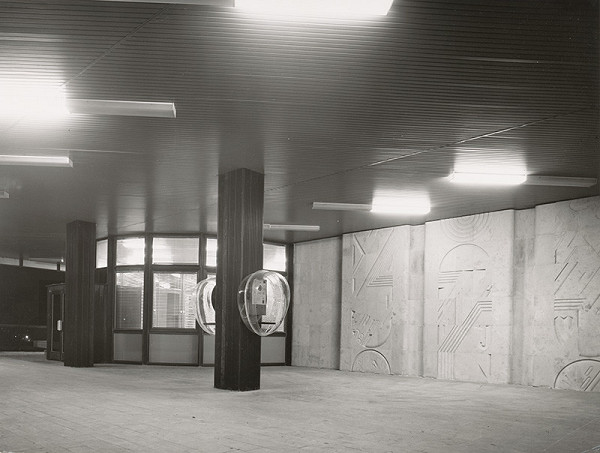 Josef Struhař, Miroslav Šišiak, Dušan Králik, Rajmund Müller – Telekomunikačná budova ZS a TU v Žiline. Detail interiéru s telefónmi 