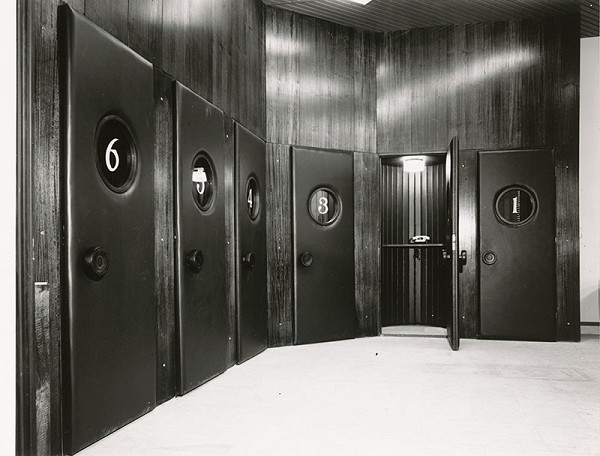 Rajmund Müller – Telekomunikačná budova ZS a TU v Žiline. Detail interiéru s telefónnymi búdkami. 